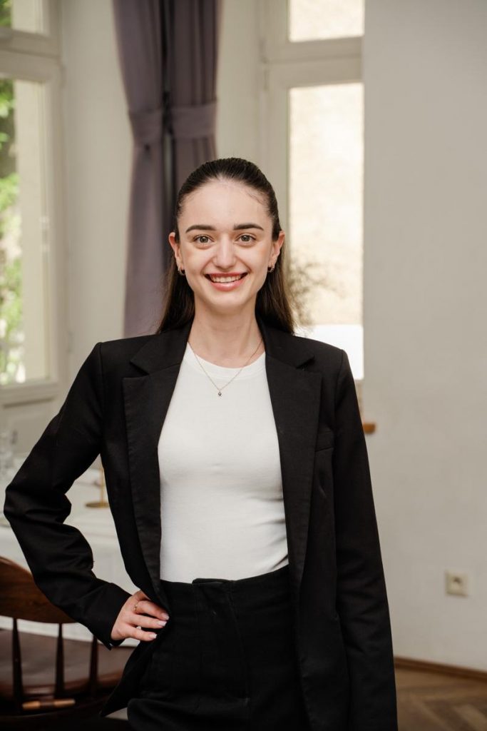 Yelyzaveta Uhrynovych manager